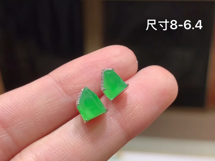 18K 冰绿随形耳钉 无裂 尺寸，8-6.4