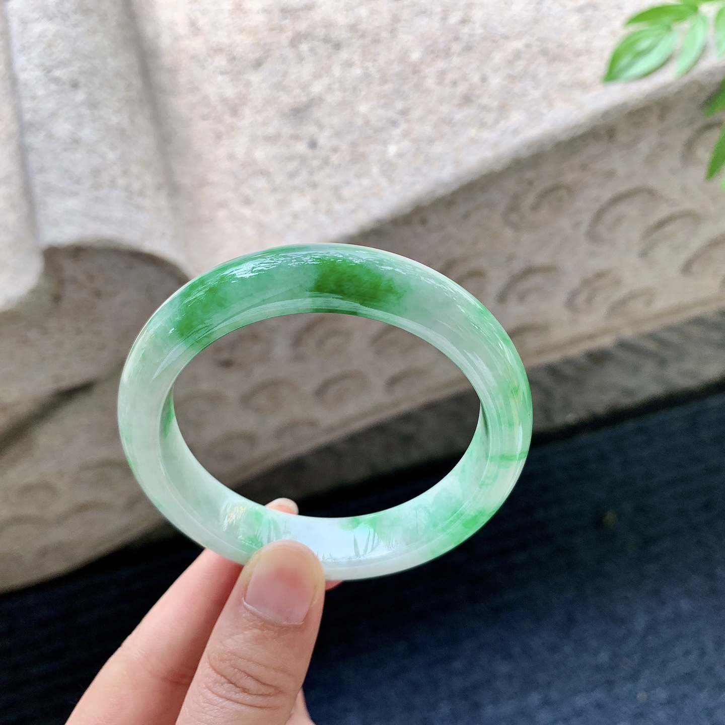 正圈55 56【编码】BA071919【描述】细糯飘辣绿，水润，种老，细腻，有纹线