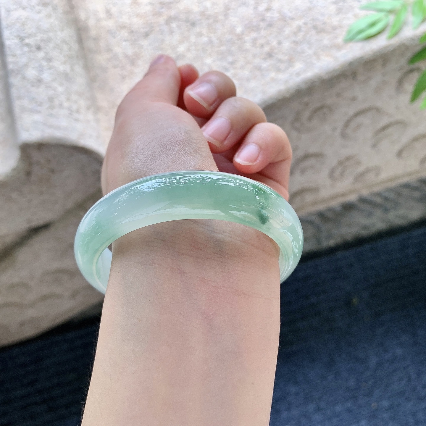 正圈55 56【圈口】56.8/14.4/7.5【编码】BA071922【描述】糯冰飘绿，水润，种老，细腻，无裂