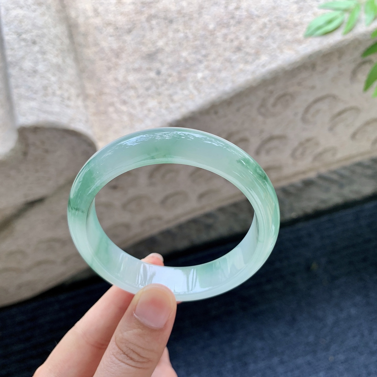 正圈55 56【圈口】56.8/14.4/7.5【编码】BA071922【描述】糯冰飘绿，水润，种老，细腻，无裂