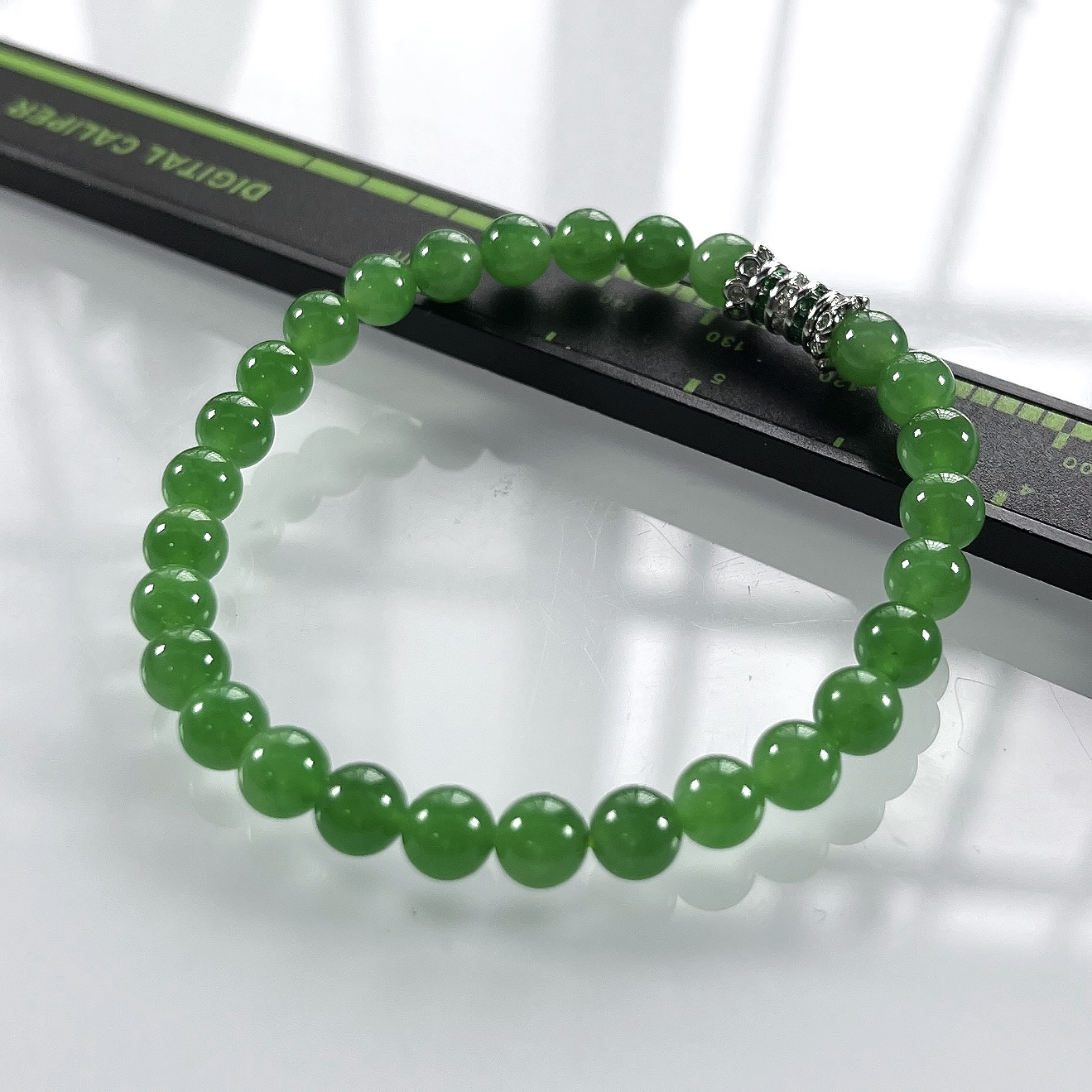 收藏级别，缅甸天然翡翠A货，卡5.8冰种起胶浓阳绿圆珠手串手链，尺寸：5.8mm/28颗，长度172mm，重量：11.15g