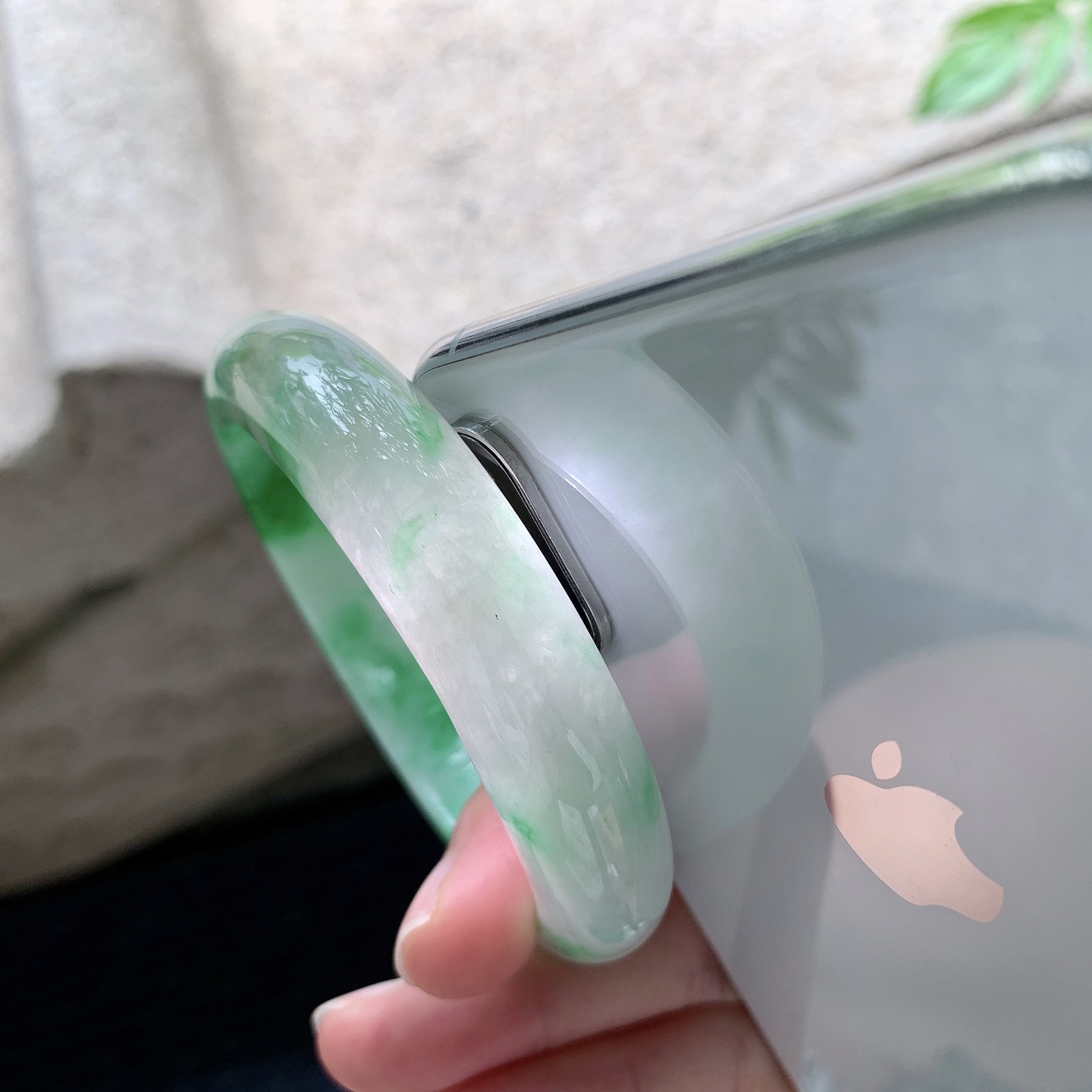 正圈55 56【编码】BA071919【描述】细糯飘辣绿，水润，种老，细腻，有纹线