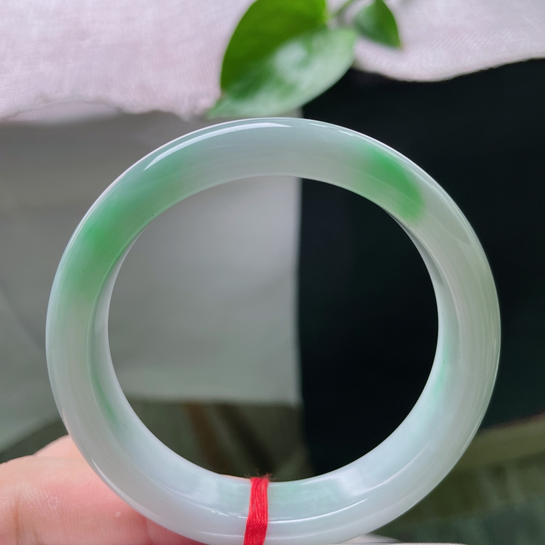 52.7/12.6/7.6，飘绿正圈，有纹，玉底莹润清透，一抹鲜润翠绿萦绕镯身，温婉雅致韵味悠长，ss54848a