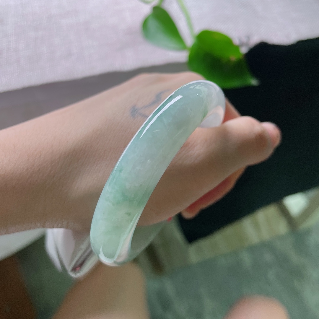 53.3/12.1/8.3，飘花正圈，冰润细腻，沁人心脾，贵气，悠悠的云里有淡淡的诗，晶体，57354a