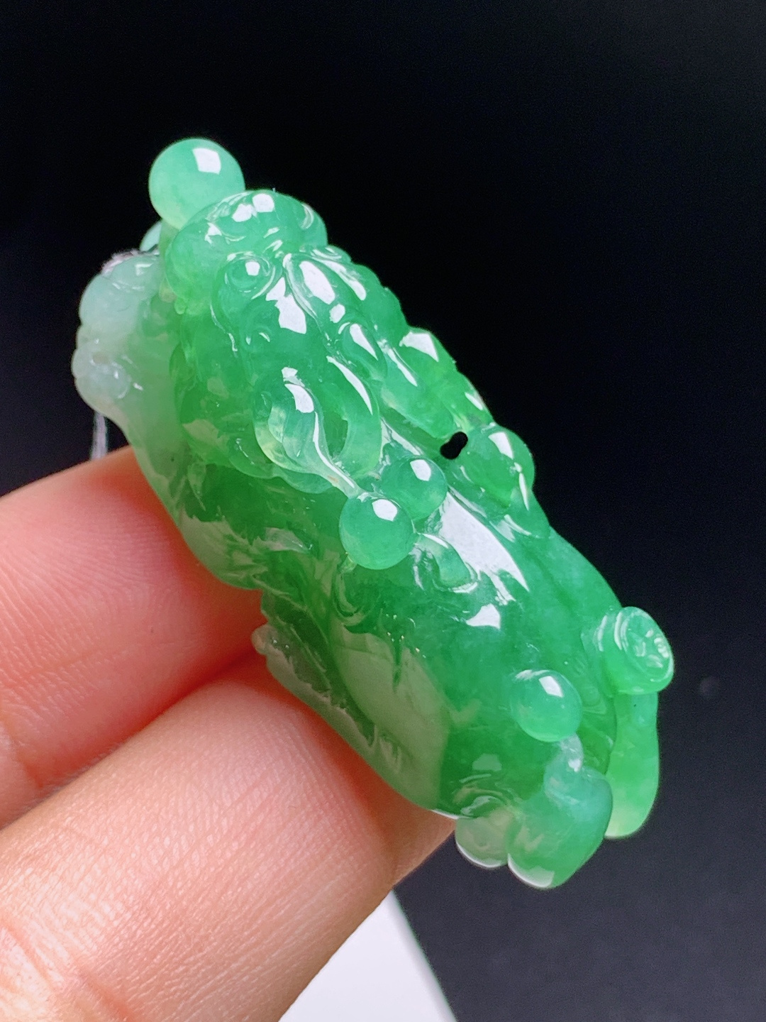 满绿麒麟，肉质温润通透，雕工立体灵动，招财纳福