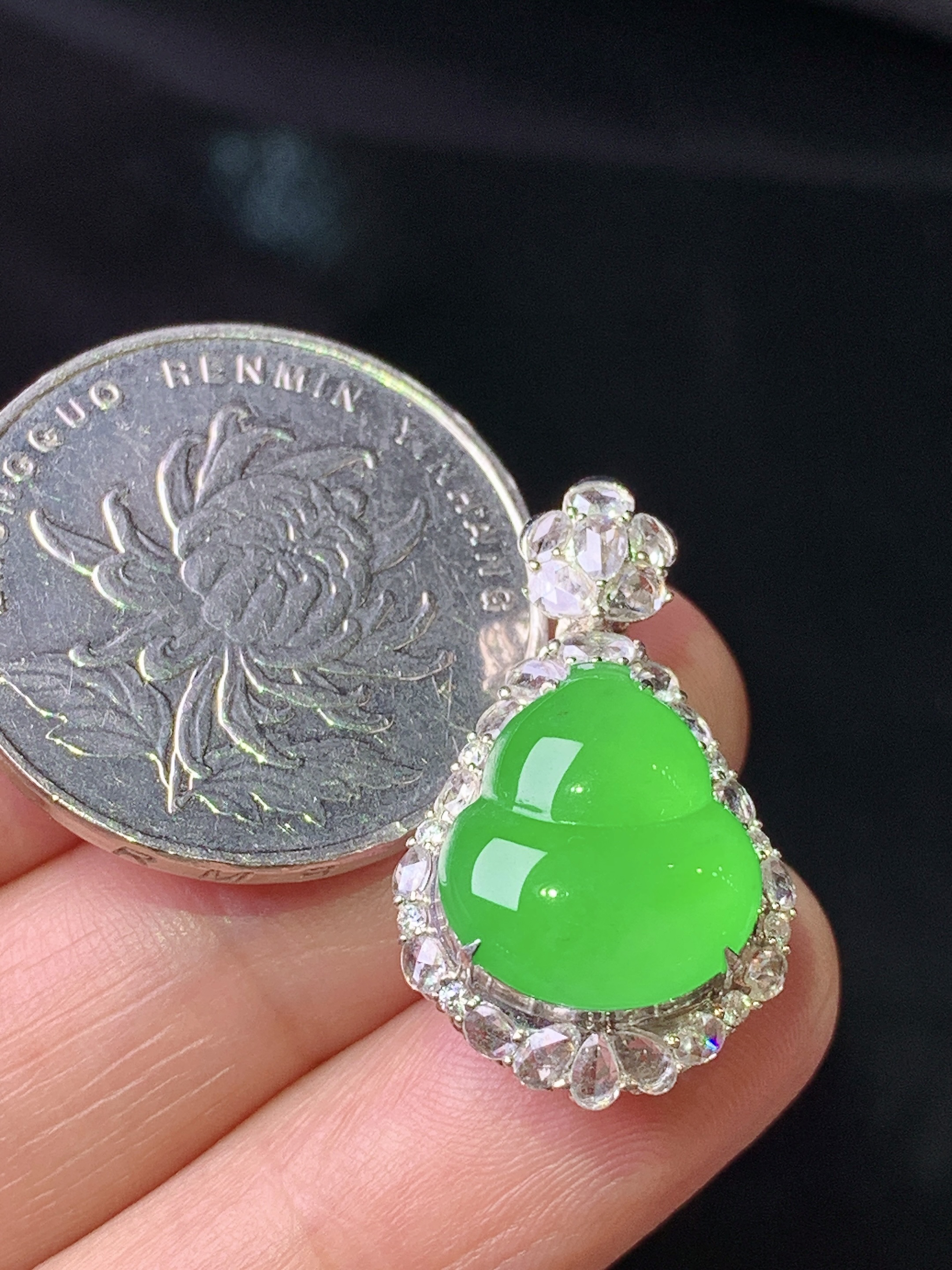 18k金钻镶嵌冰阳绿葫芦吊坠 玉质细腻 色泽艳丽清新 整体尺寸25.8*15.2*10 g2