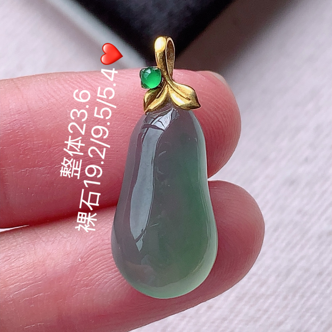 冰晴福瓜吊坠冰润底子细腻，佩戴优雅精致，19.2-9.5-5.4