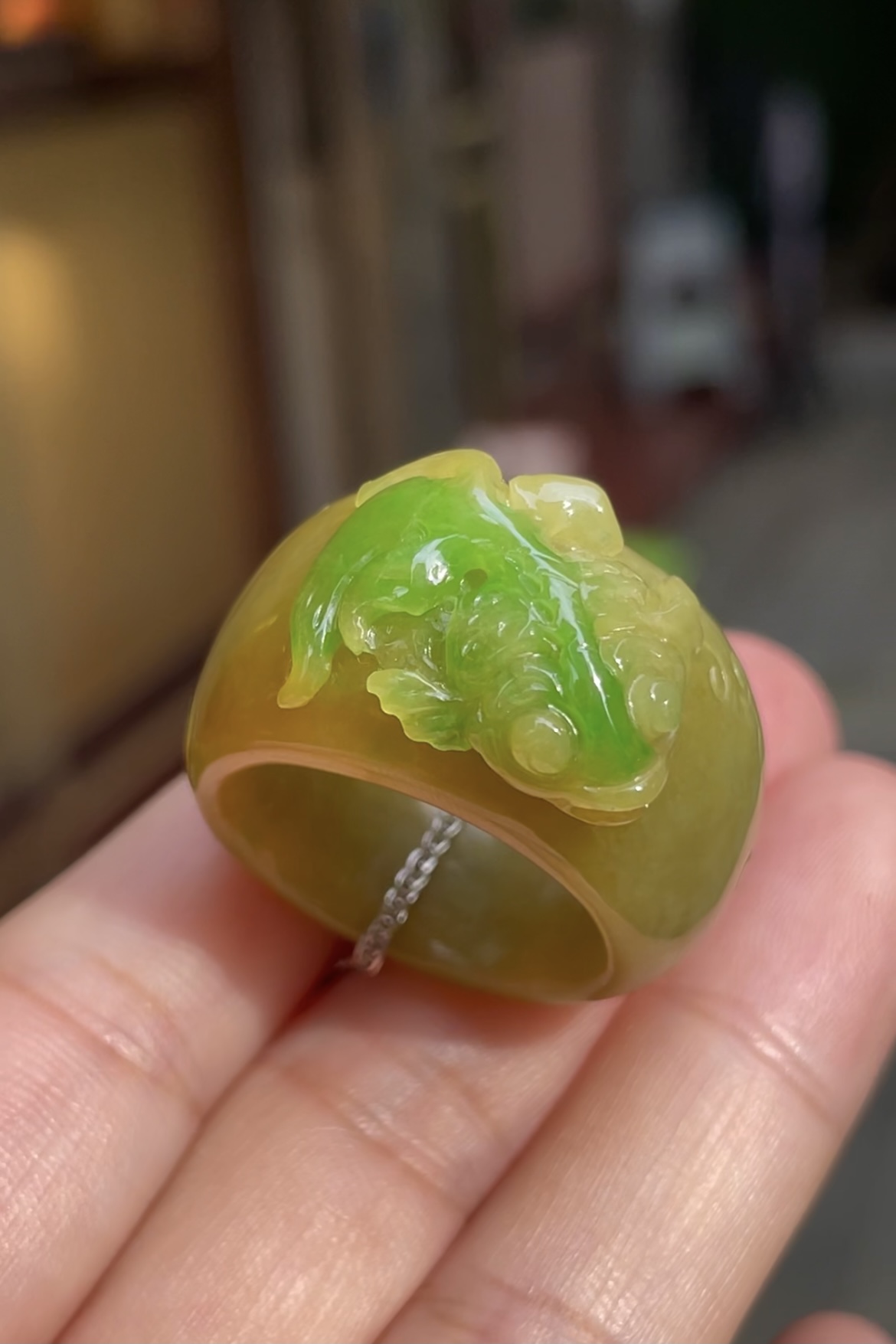 【冰黄+绿，玉指环】大件饱满，玉质细腻，翠色鲜艳，16.1-5.5
