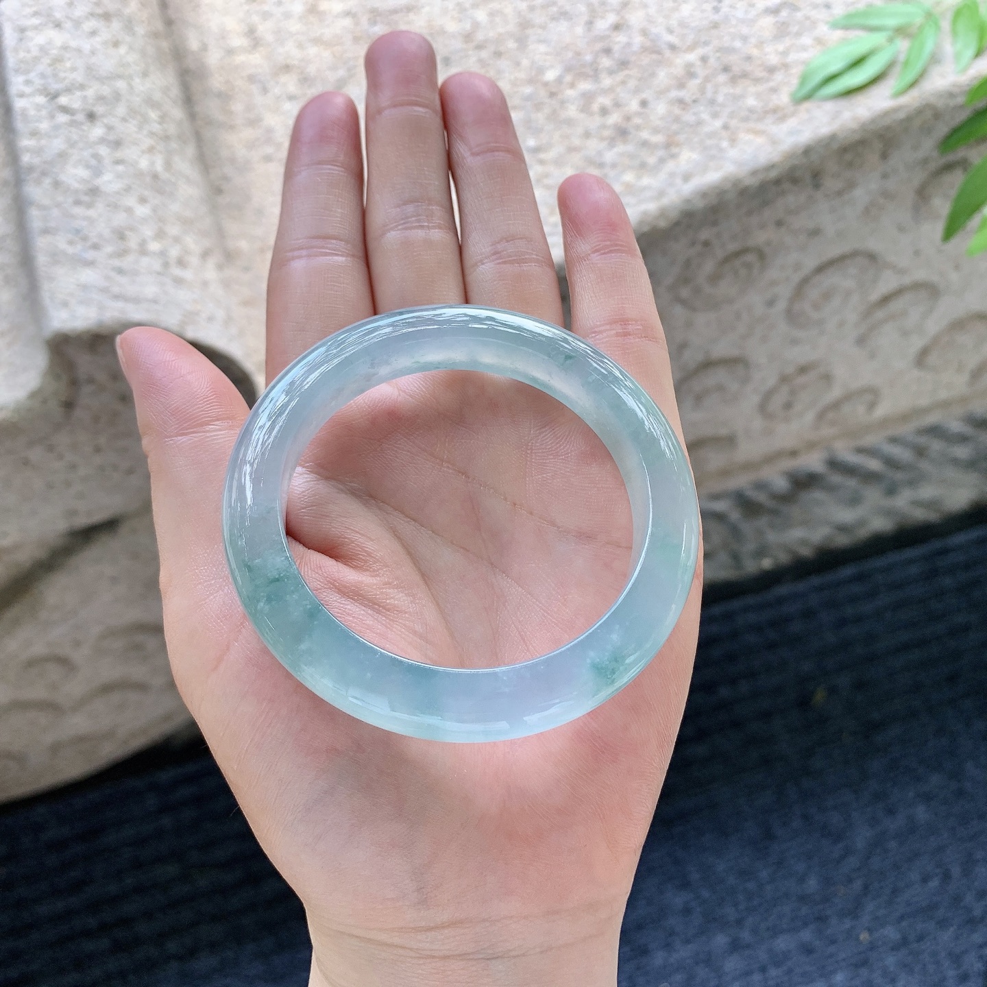 正圈52 53【圈口】53/10.5/9【编码】C5071939【描述】冰糯飘花，水润，种老，细腻，打灯有棉线