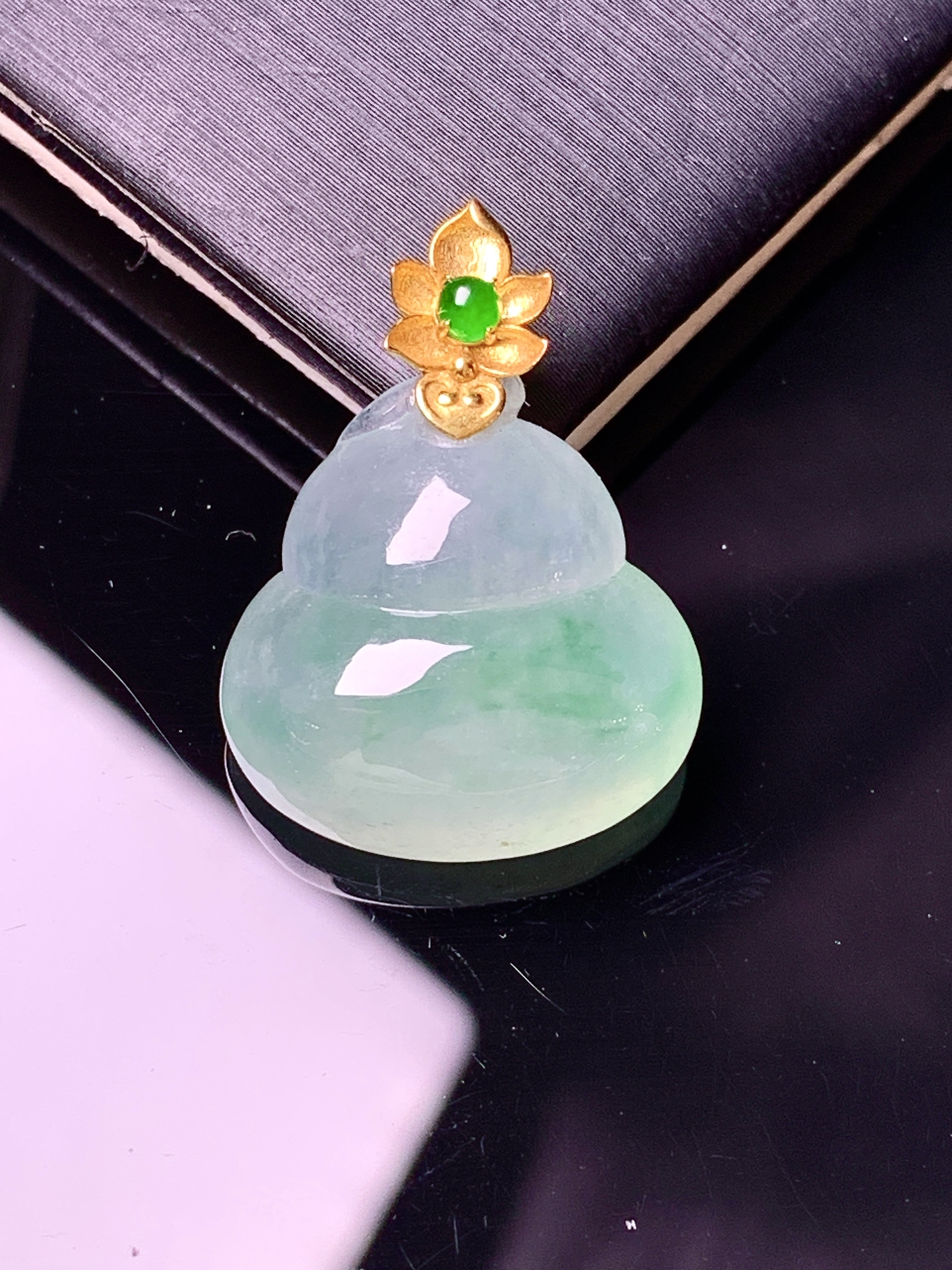 18k金镶嵌飘绿葫芦吊坠 玉质细腻 色泽艳丽清新 整体尺寸23.8*17.6*7.5 m1