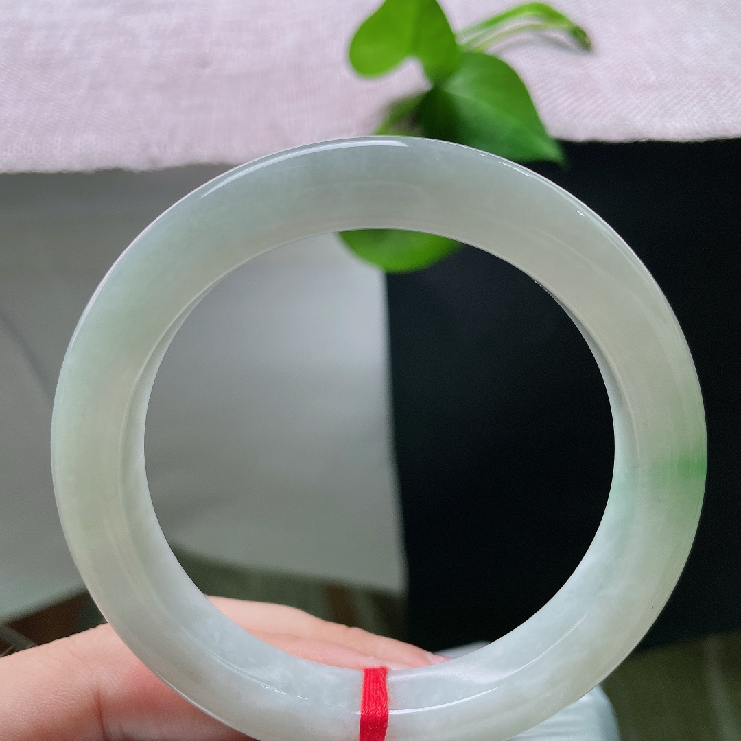 59.9/10.7/10.1，飘绿正圈，皮纹，温润细腻，底色清雅柔和，一隅点缀一抹清新翠色，尽显内敛
