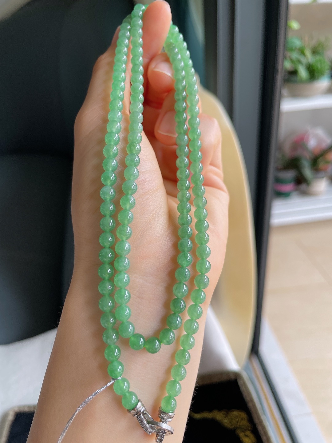 天然翡翠A货，冰满绿油绿珠链，尺寸：5mm128颗。【编4155】
