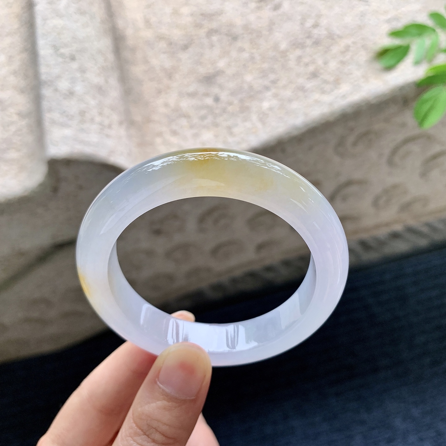 正圈 圈口53.2/12/8.8 编码J1071701 描述冰糯飘黄翡，清透，水润，种老，细腻，无裂