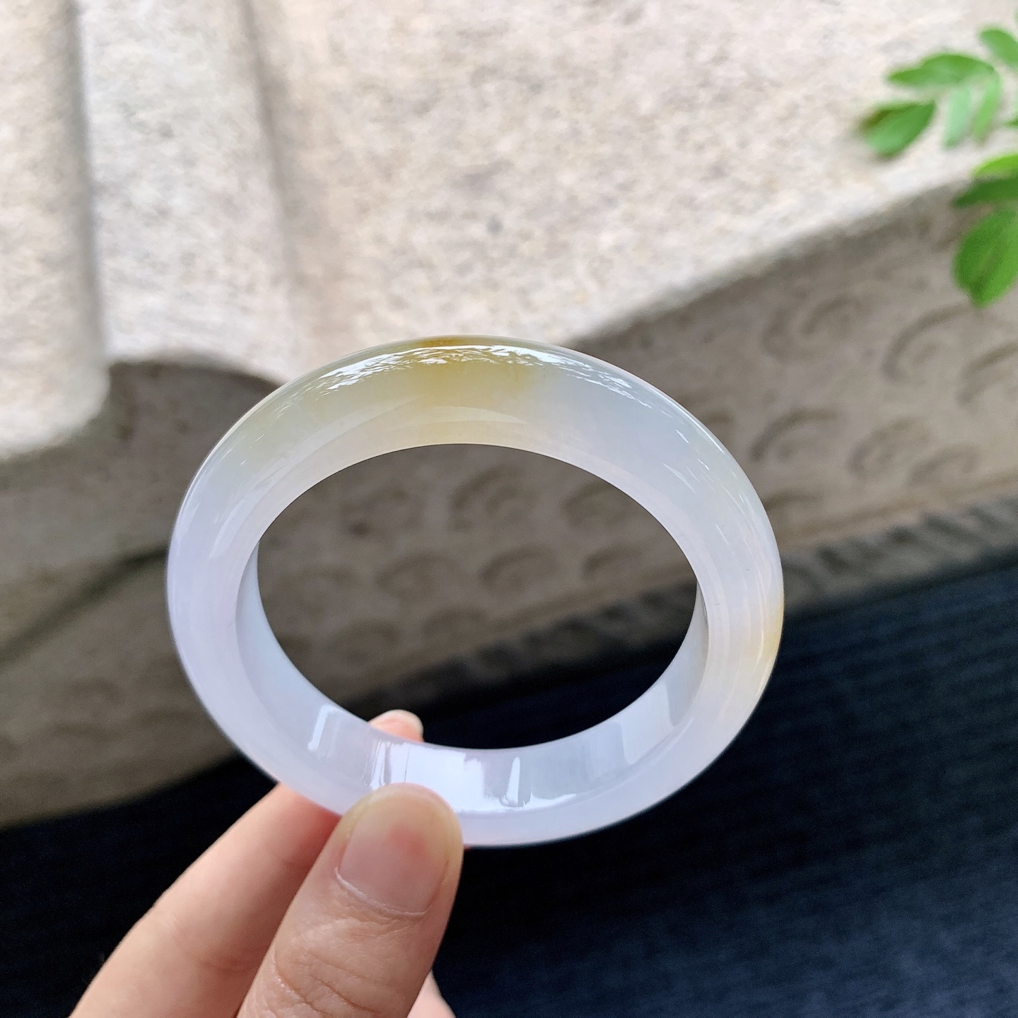 正圈 圈口53.2/12/8.8 编码J1071701 描述冰糯飘黄翡，清透，水润，种老，细腻，无裂