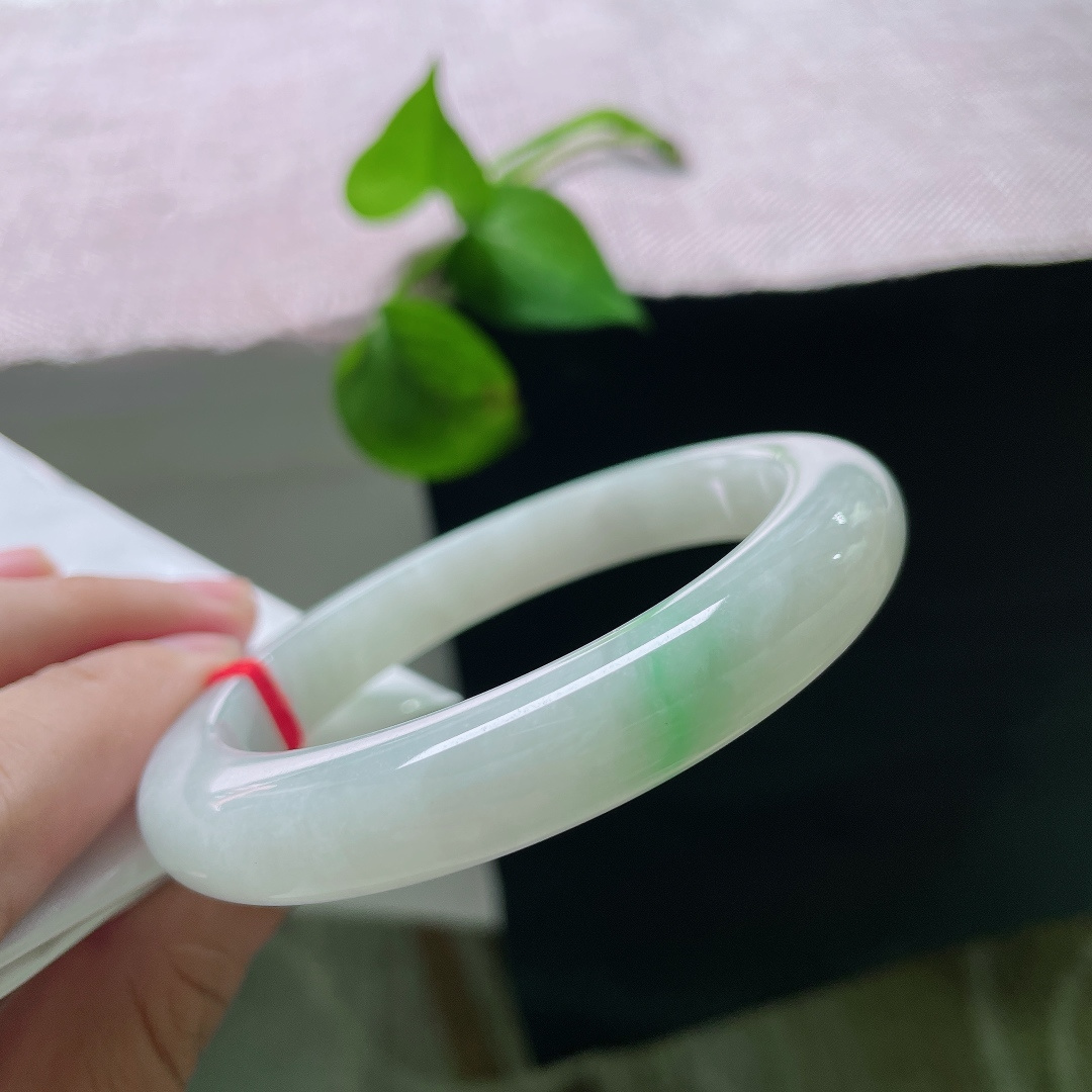 59.9/10.7/10.1，飘绿正圈，皮纹，温润细腻，底色清雅柔和，一隅点缀一抹清新翠色，尽显内敛温婉的气质。ss55786a