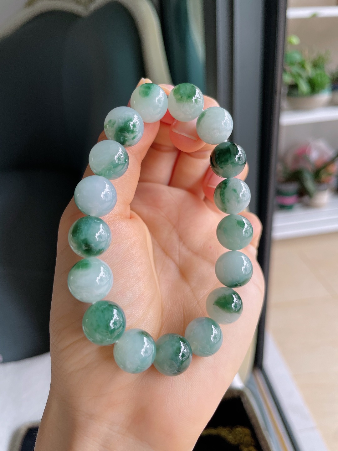 天然翡翠A货，冰飘花手串，尺寸：12.2mm。【编2568】