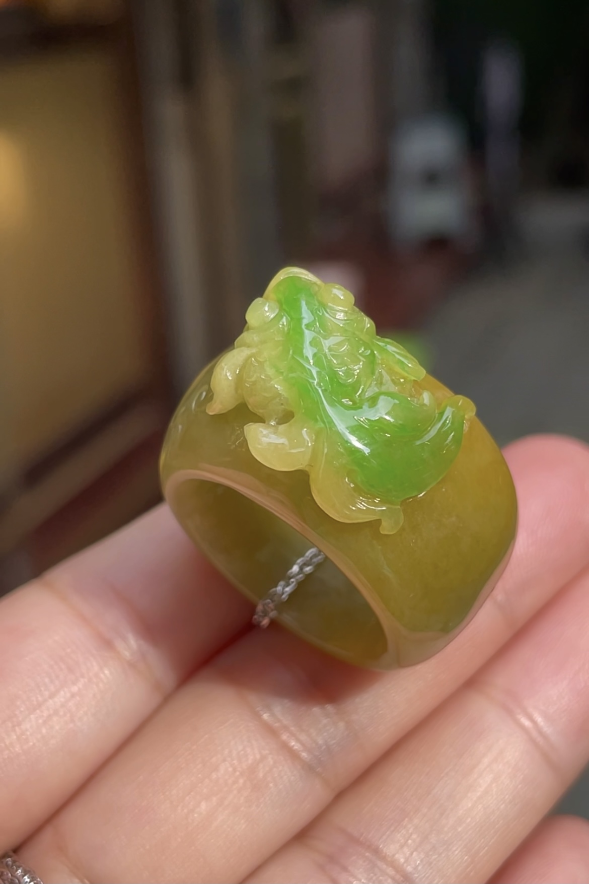 【冰黄+绿，玉指环】大件饱满，玉质细腻，翠色鲜艳，16.1-5.5