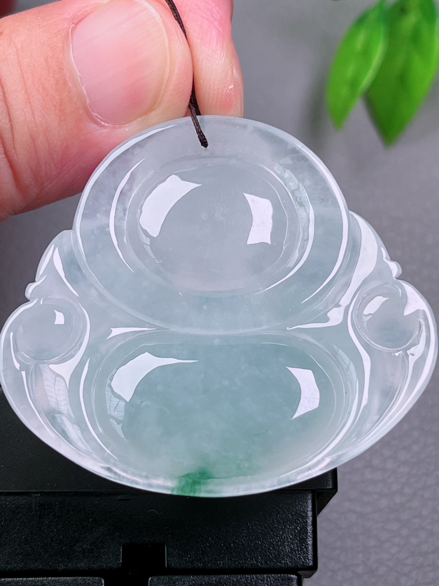 高冰种超大佛公，无裂，饱满厚装，品相正装，起荧光，尺寸：42.2-46.3-12.6