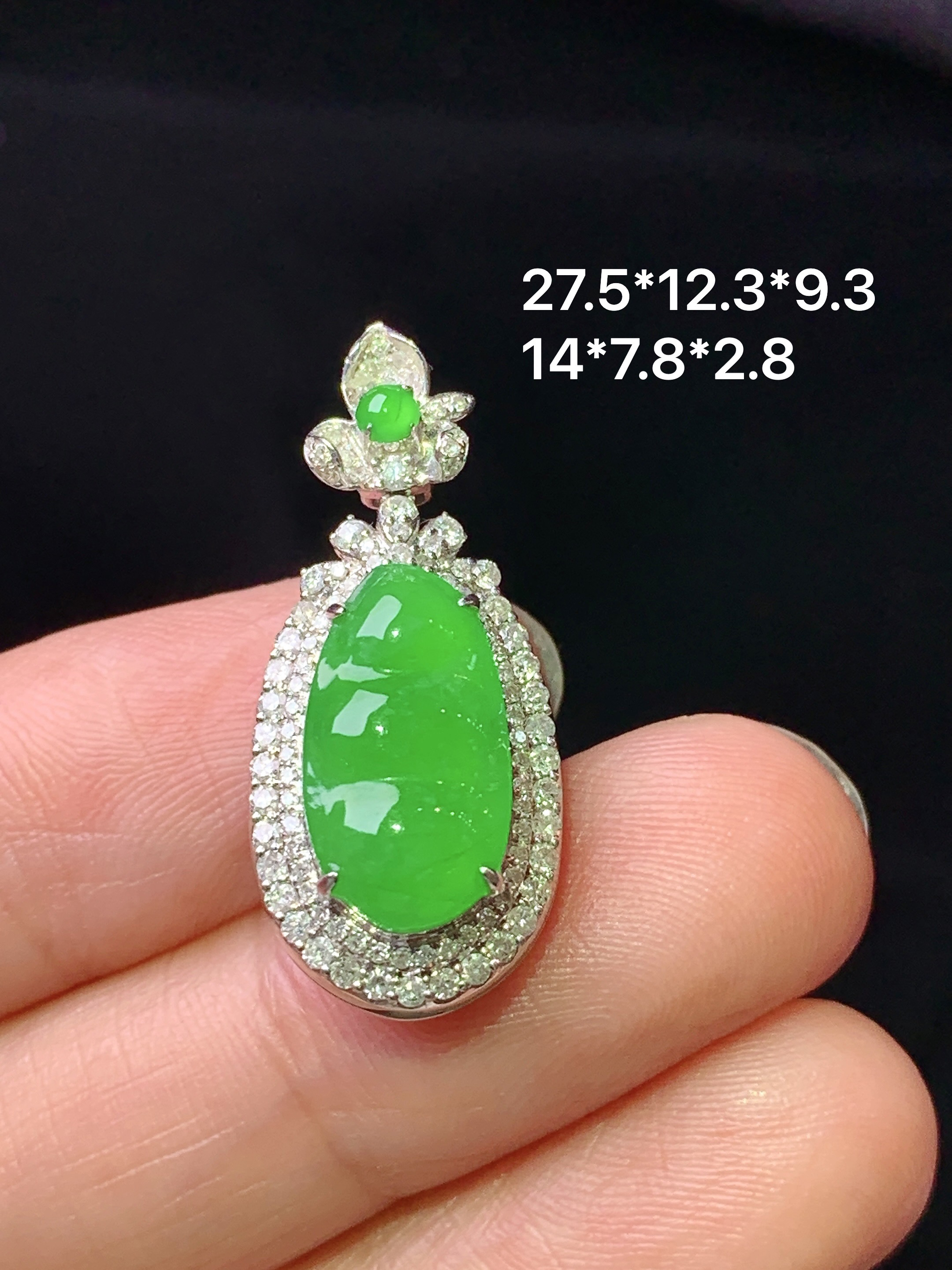 18k金钻镶嵌冰阳绿四季豆吊坠 玉质细腻 色泽艳丽清新 整体尺寸27.5*12.3*9.3 e2