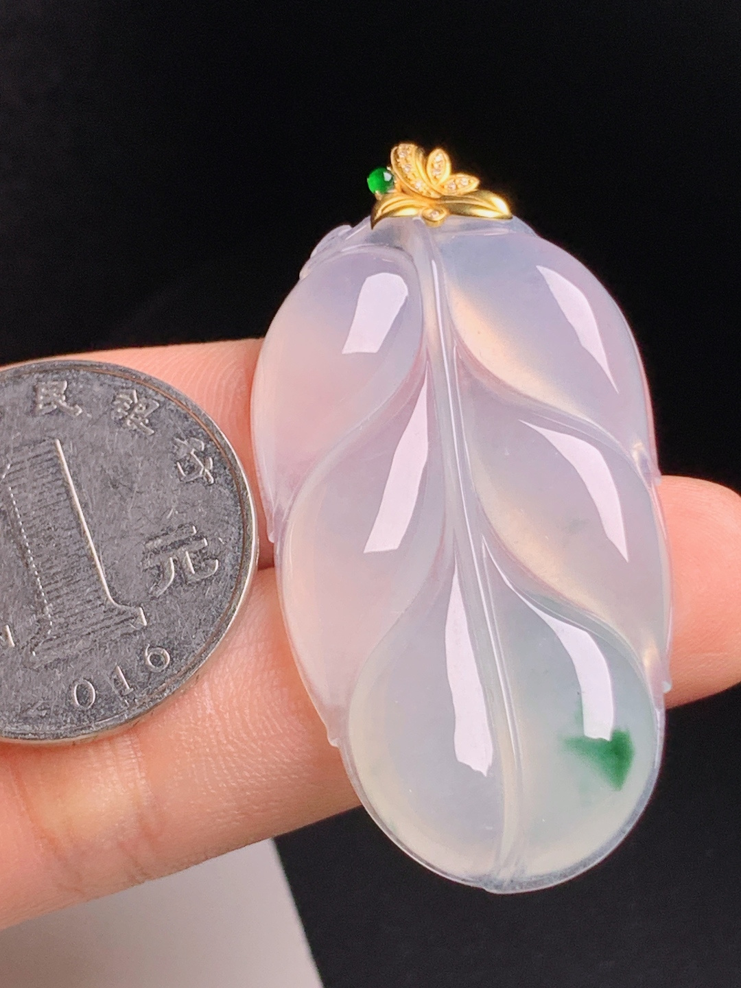 冰飘花树叶吊坠，种水通透花色飘逸，金钻精致扣头，寓意事业有成