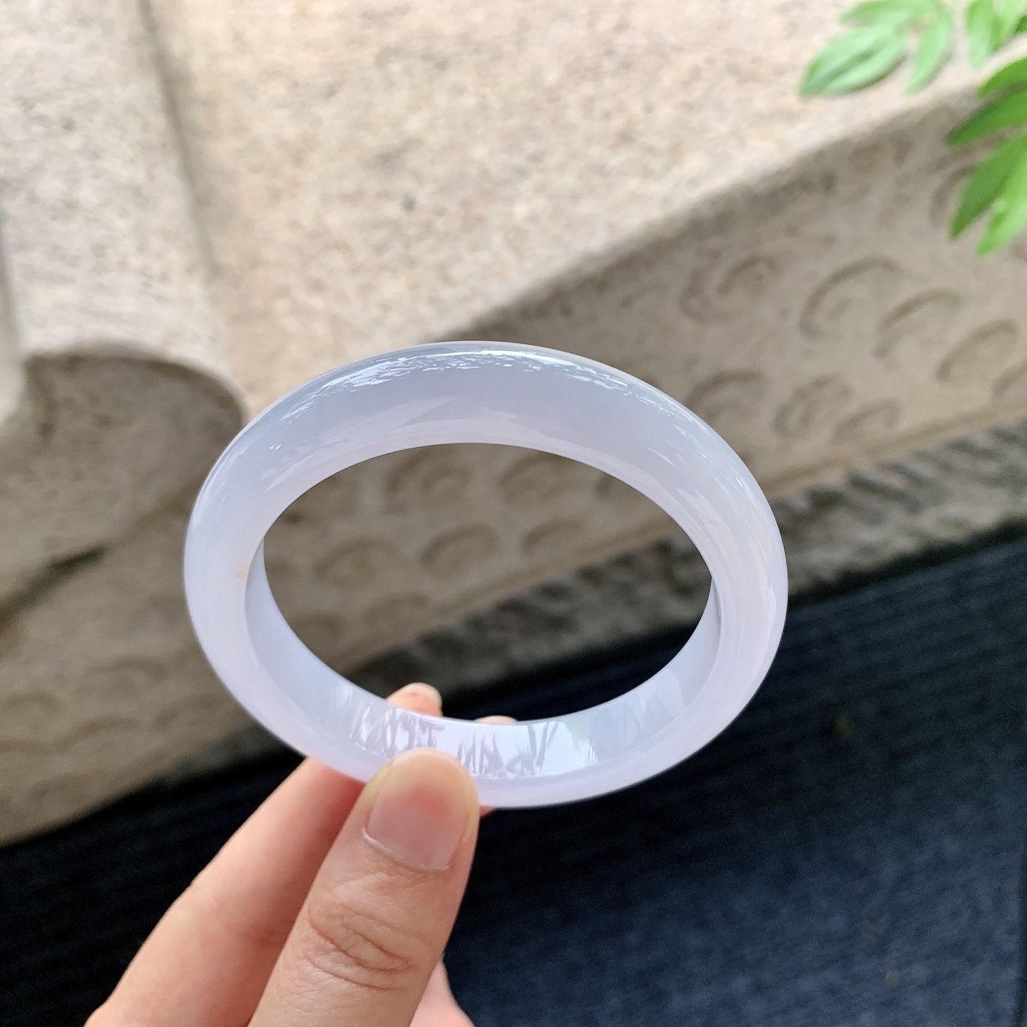 正圈55 56【圈口】56.7/12/8.4【编码】BA071913【描述】糯冰，水润，种老，细腻，无裂