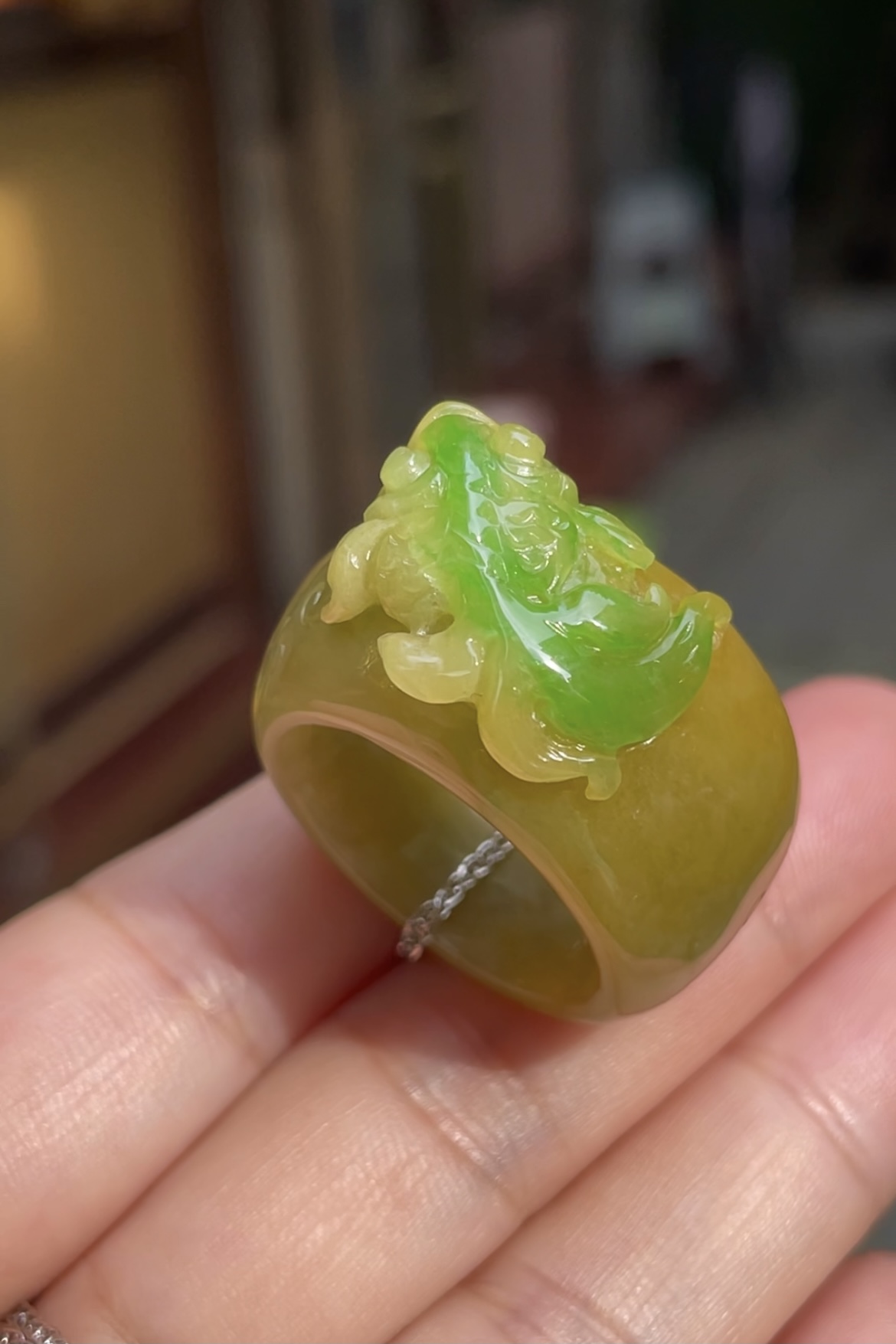 【冰黄+绿，玉指环】大件饱满，玉质细腻，翠色鲜艳，16.1-5.5