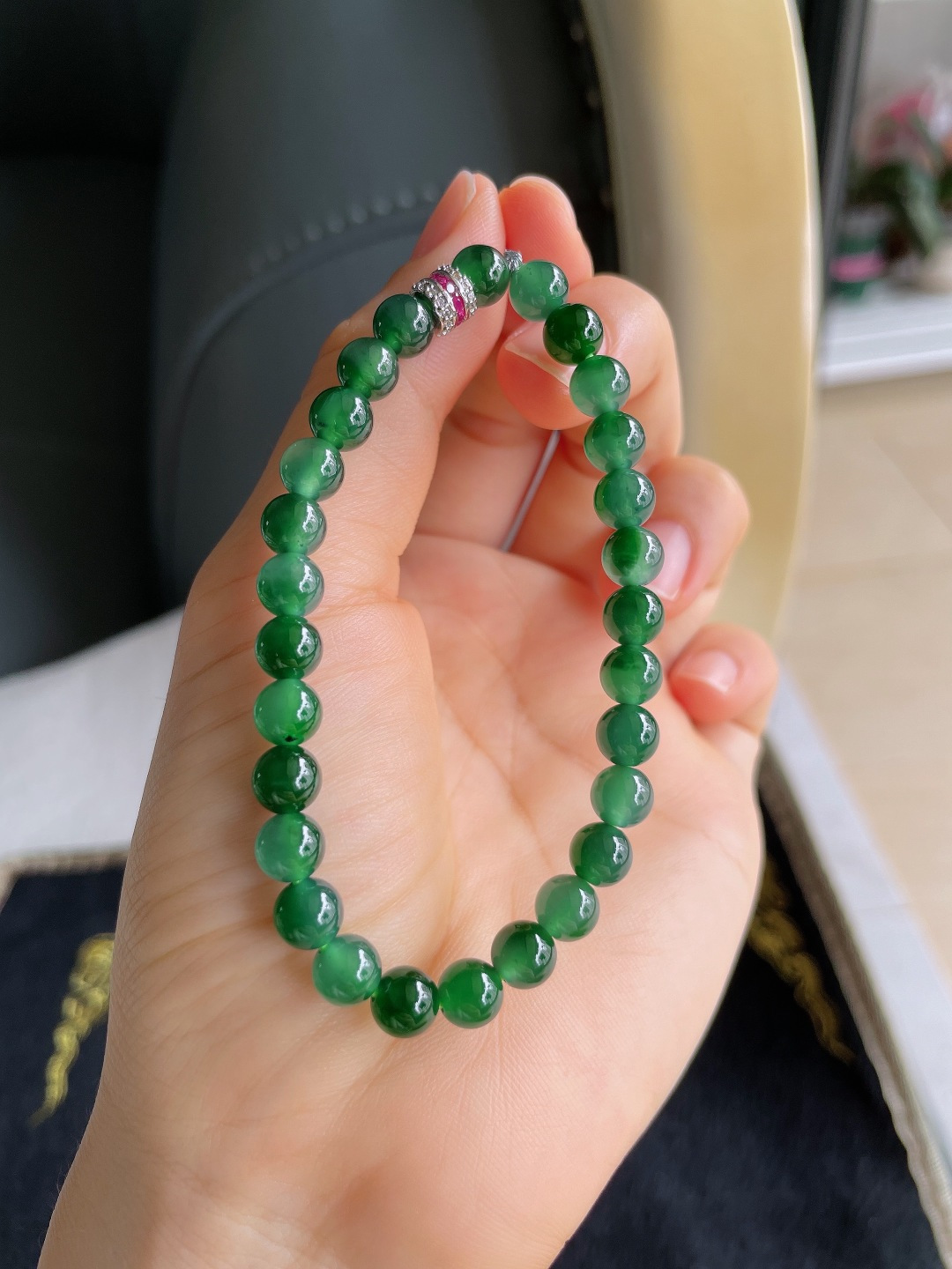 天然翡翠A货，冰满绿手串，尺寸：6.4mm。【编3542】