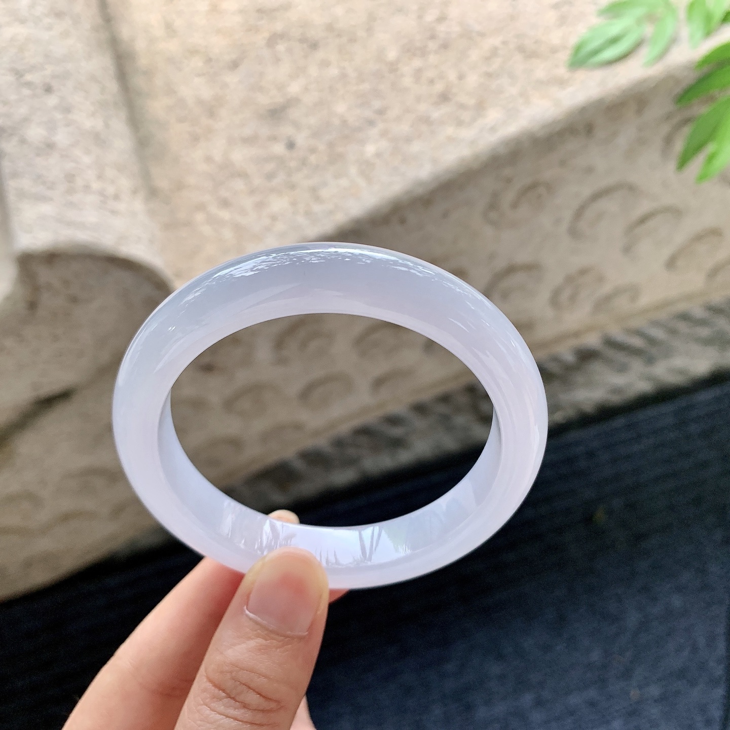 正圈55 56【圈口】56.7/12/8.4【编码】BA071913【描述】糯冰，水润，种老，细腻，无裂