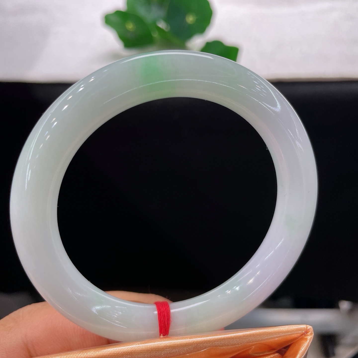 圈口57/10.1，水润春彩正圈，57/58可戴，淡紫藏春，一缕翠色落玉间，春风得意，无裂
