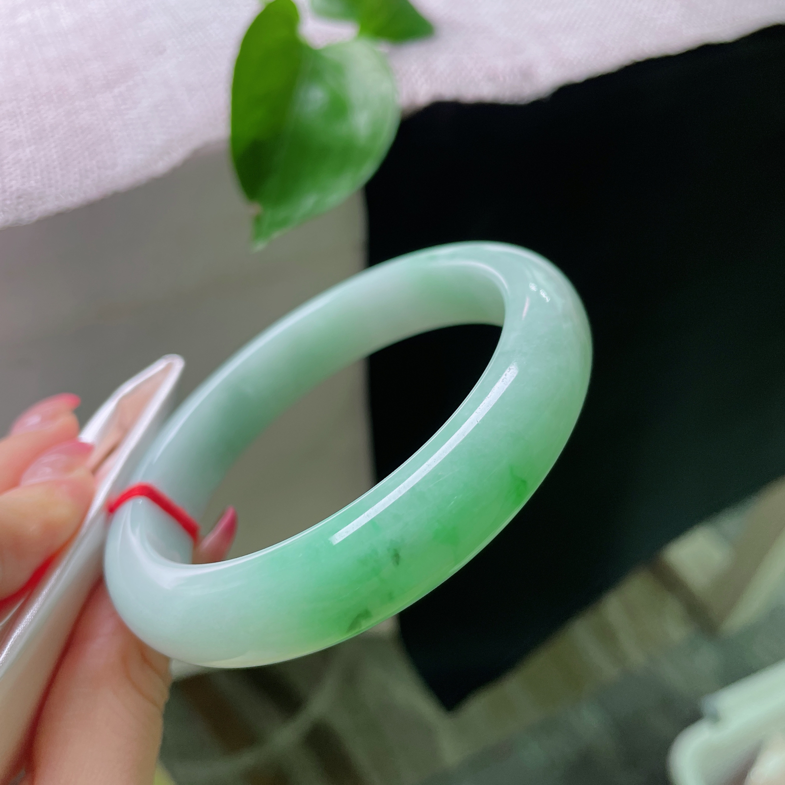 58.7/12.5/8.6，飘绿正圈，玉镯晕染柔和翠色，清润如水，腕间漾着一抹温婉春光ss54891a