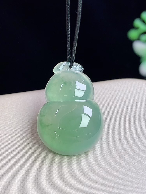 冰晴绿葫芦，无裂，尺寸19.5-13.3-5.0mm，Q18ayd