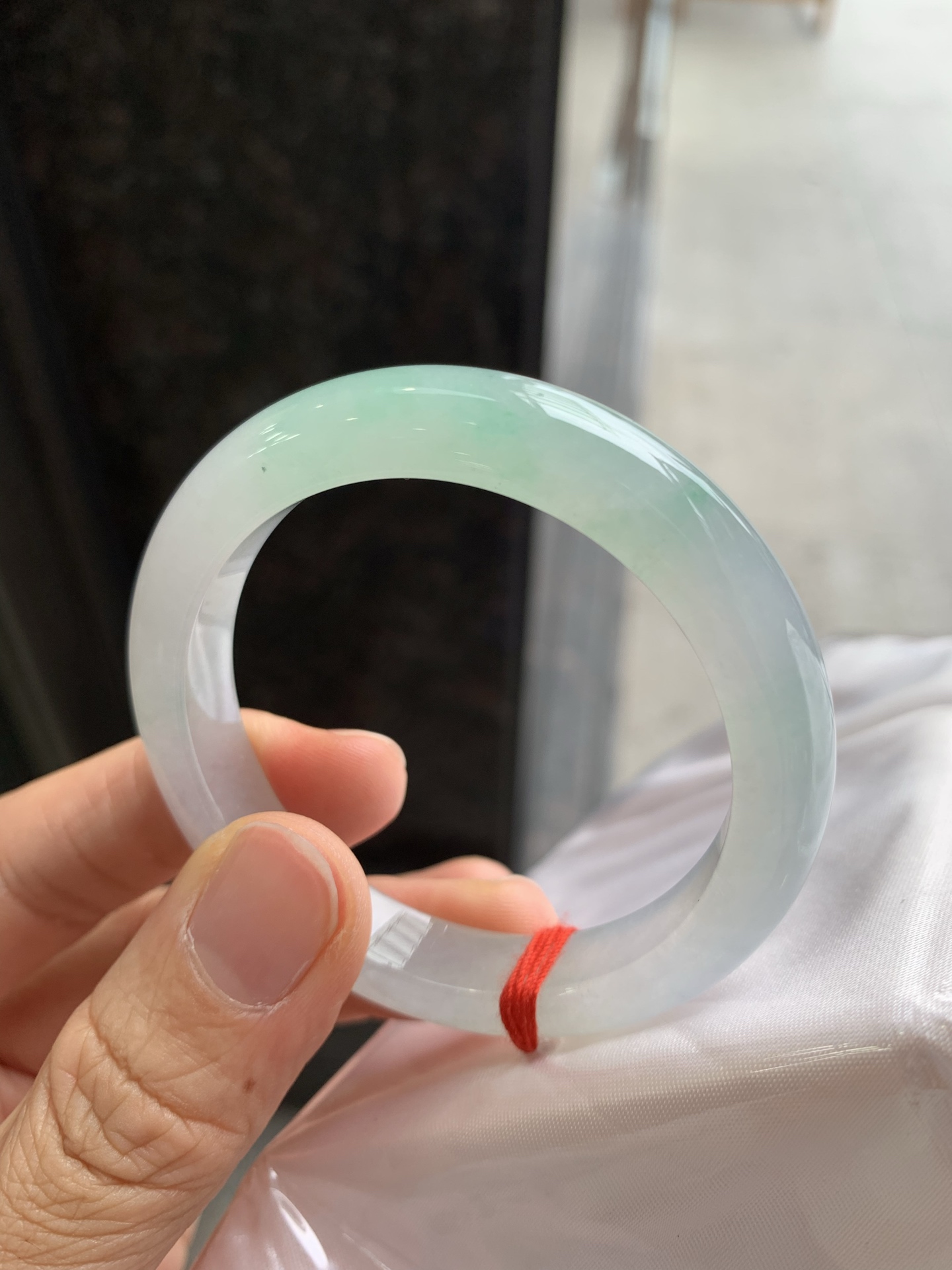 正圈冰飘绿 微棉纹 尺寸：49.8/10/7.9 小圈口