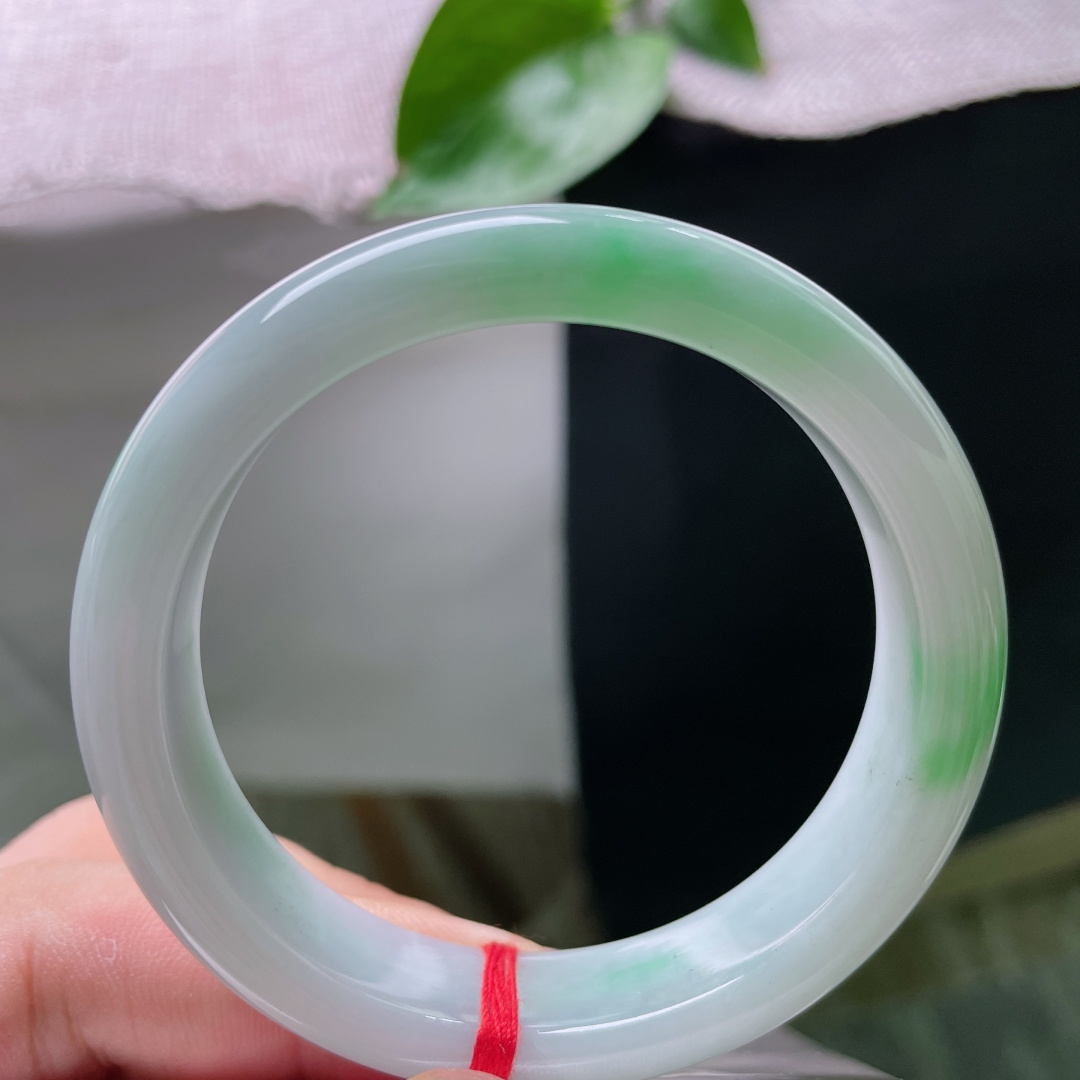 52.7/12.6/7.6，飘绿正圈，有纹，玉底莹润清透，一抹鲜润翠绿萦绕镯身，温婉雅致韵味悠长，s