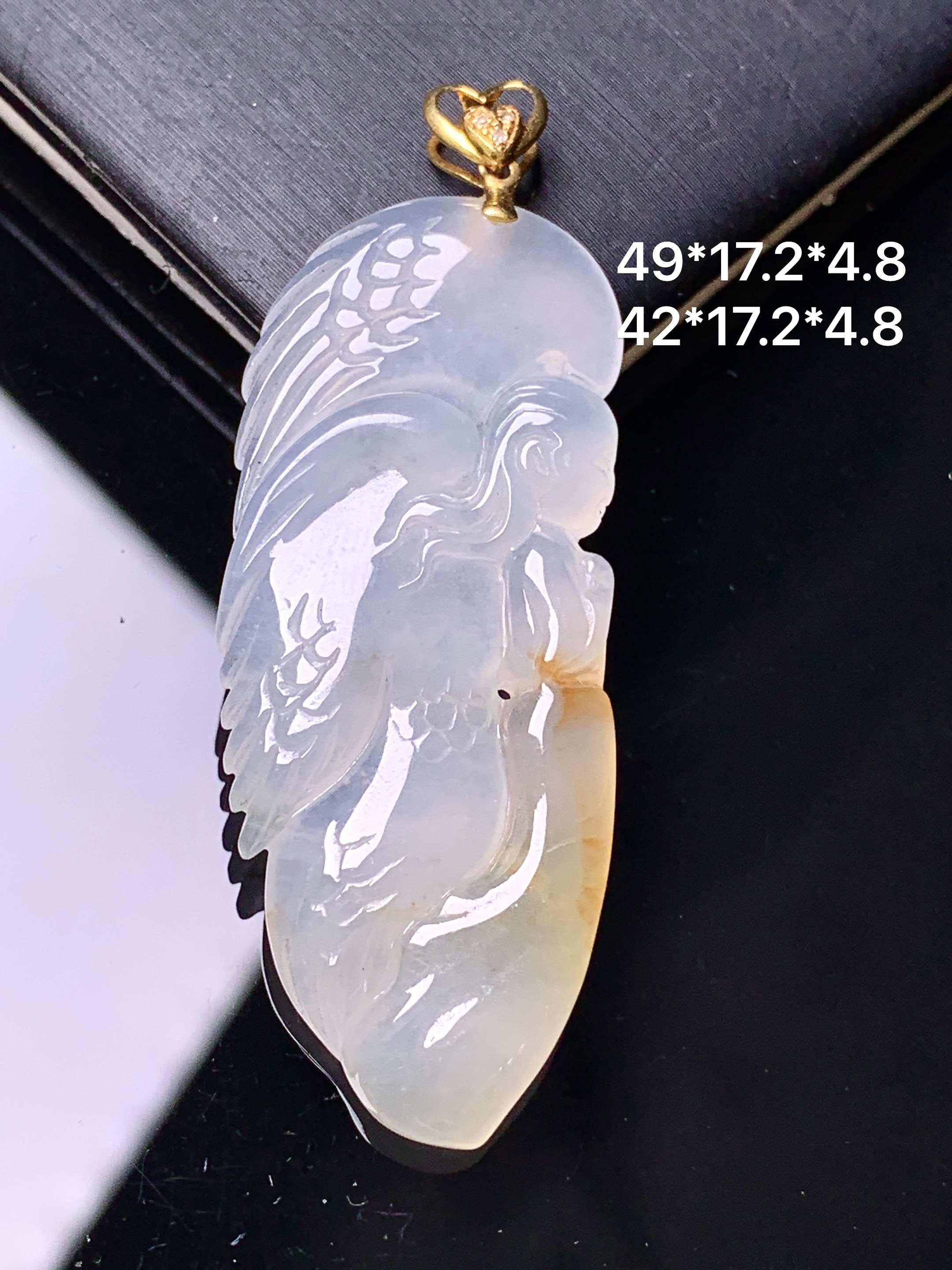 18k金镶嵌飘黄翡天使宝宝吊坠 玉质细腻 色泽艳丽清新 整体尺寸49*17.2*4.8 f4