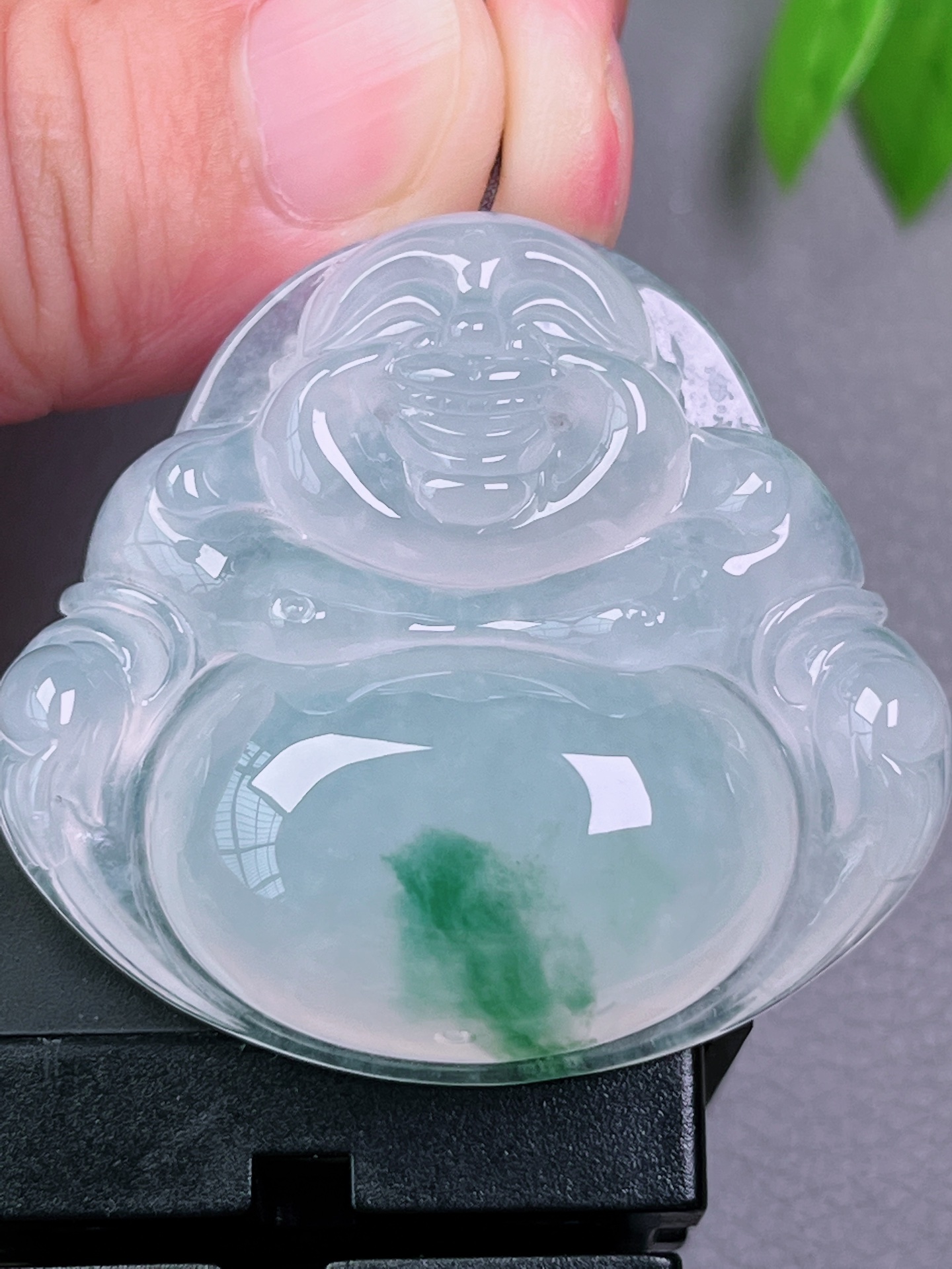 高冰种超大佛公，无裂，饱满厚装，品相正装，起荧光，尺寸：42.2-46.3-12.6