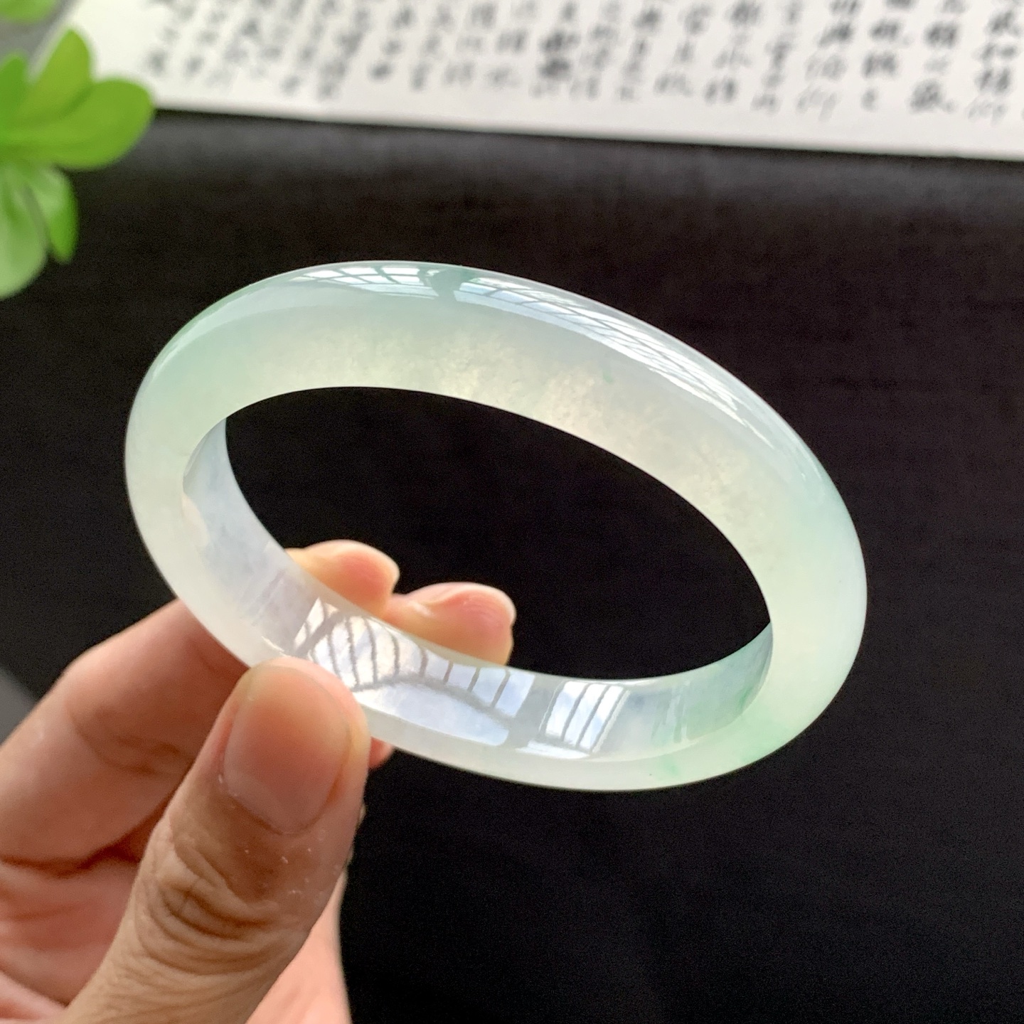 071734WJ 55贵妃飘绿翡翠手镯 55.5-46.6-11.8-7.2