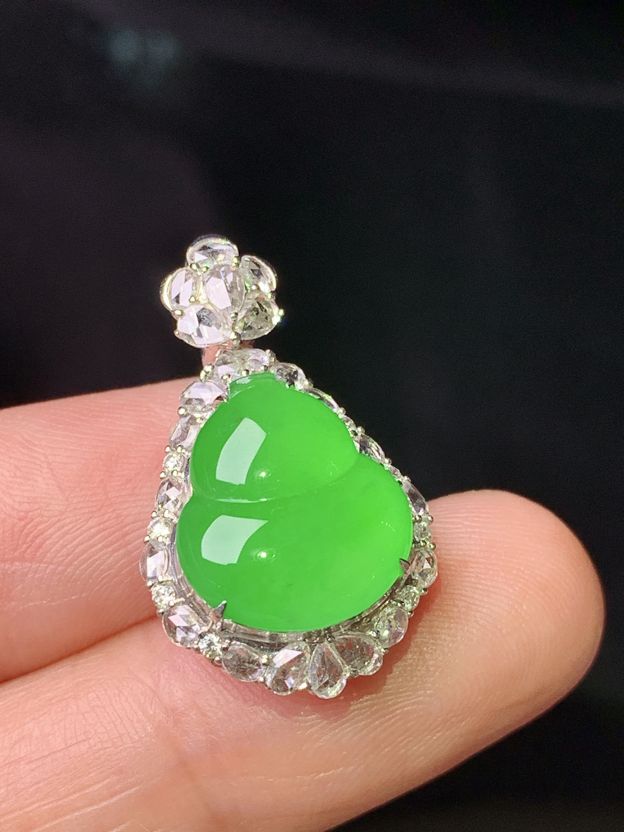 18k金钻镶嵌冰阳绿葫芦吊坠 玉质细腻 色泽艳丽清新 整体尺寸25.8*15.2*10 g2