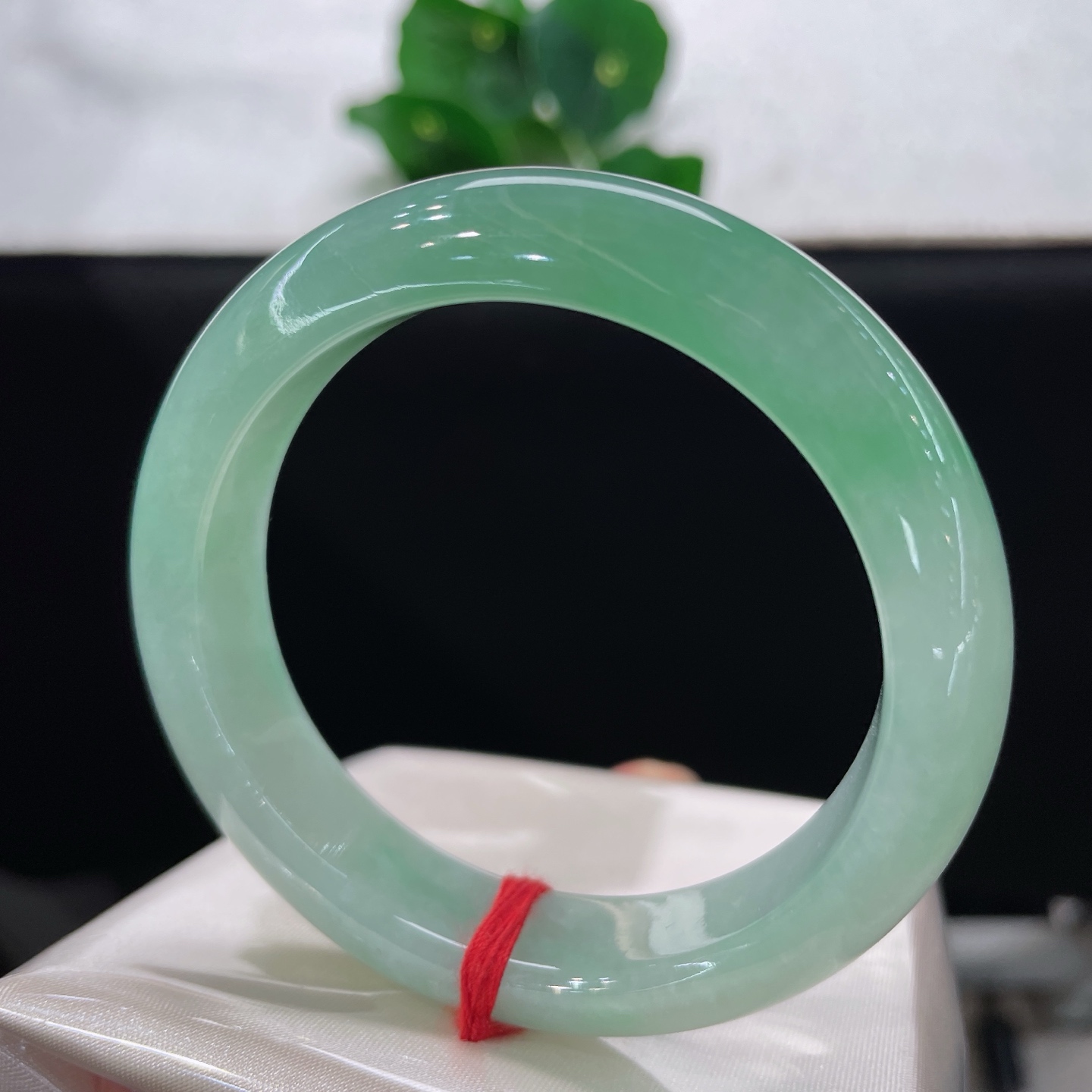 圈口52.3/12.2/8.5，冰果绿正圈，52/53可戴，撷取春日湖畔淡翠融于玉中，无裂
