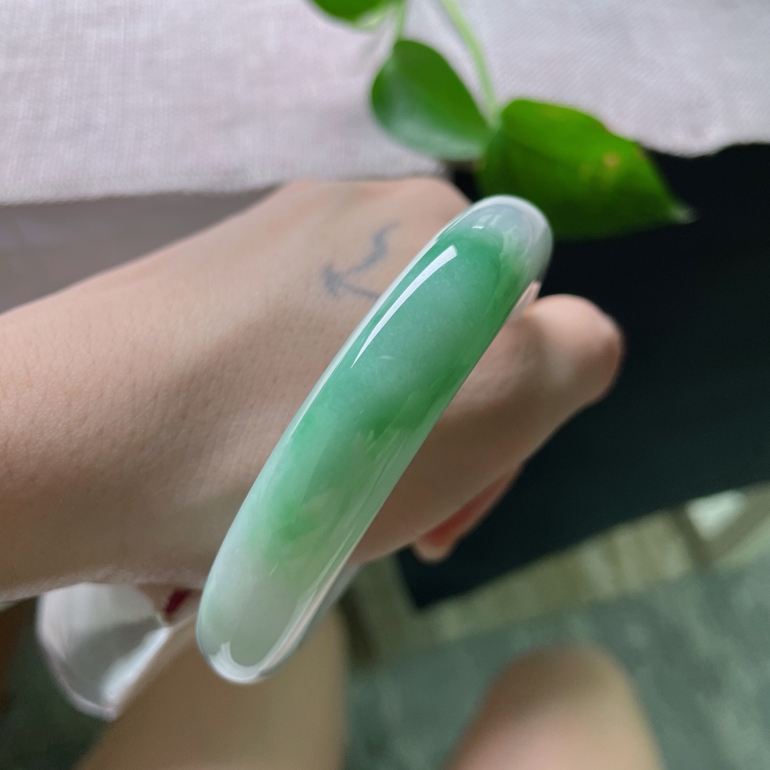 58.1/12.9/9.3，白底青正圈，水润细腻，是留白处的惊鸿一瞥，也是东方女子骨子里的清雅。有棉线，ss55539a