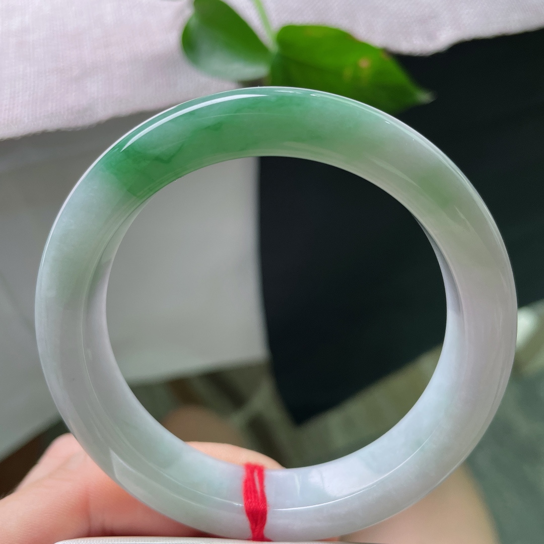58.1/12.9/9.3，白底青正圈，水润细腻，是留白处的惊鸿一瞥，也是东方女子骨子里的清雅。有棉