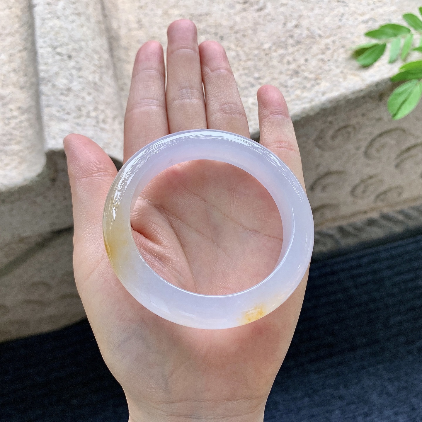 正圈 圈口53.2/12/8.8 编码J1071701 描述冰糯飘黄翡，清透，水润，种老，细腻，无裂