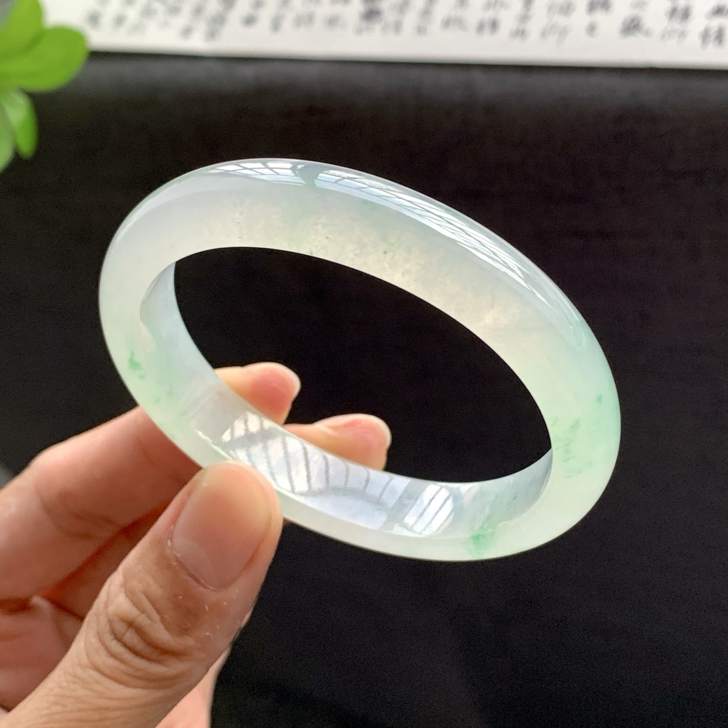 071734WJ 55贵妃飘绿翡翠手镯 55.5-46.6-11.8-7.2