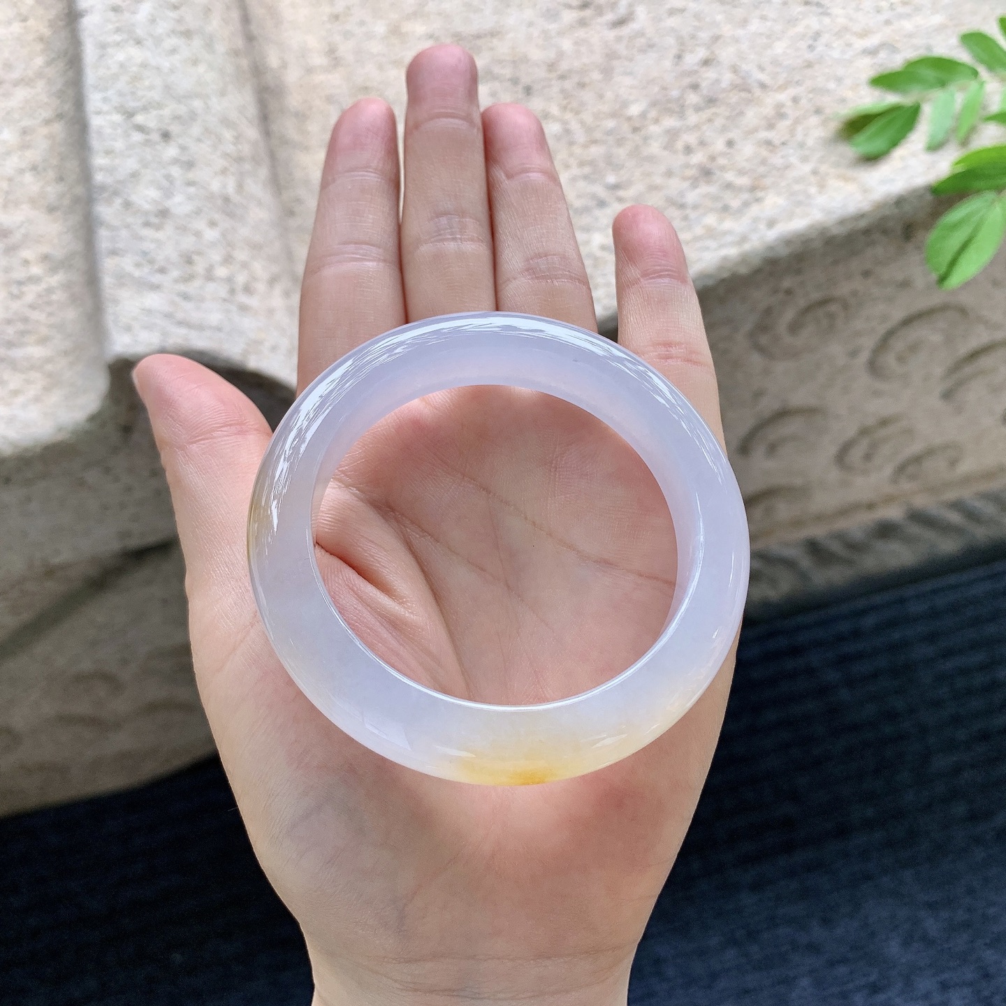 正圈 圈口53.2/12/8.8 编码J1071701 描述冰糯飘黄翡，清透，水润，种老，细腻，无裂