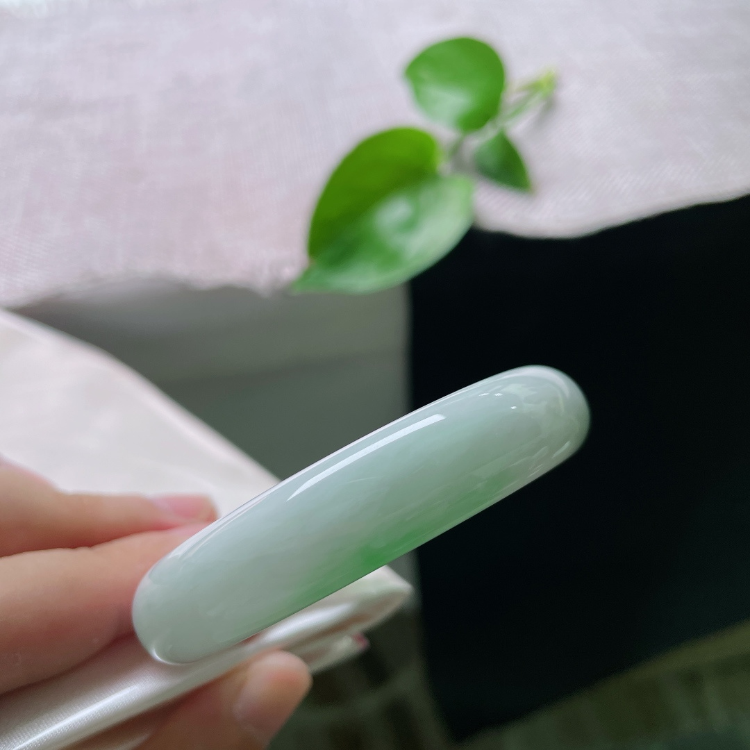 52.7/12.6/7.6，飘绿正圈，有纹，玉底莹润清透，一抹鲜润翠绿萦绕镯身，温婉雅致韵味悠长，ss54848a