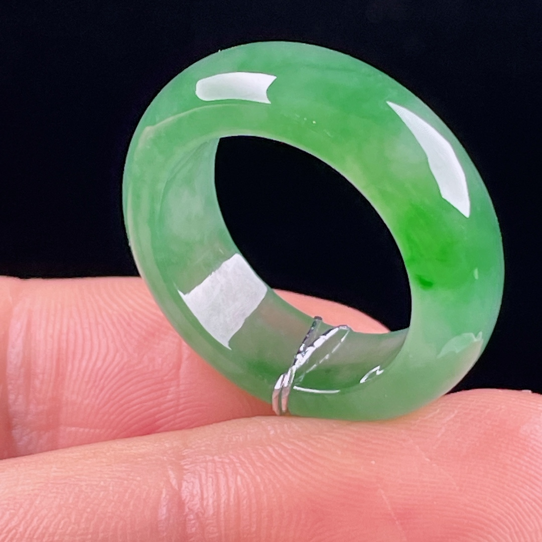 ️冰绿指环，老种起光，细底通透，尺寸：7.2/4圈口13mm0718