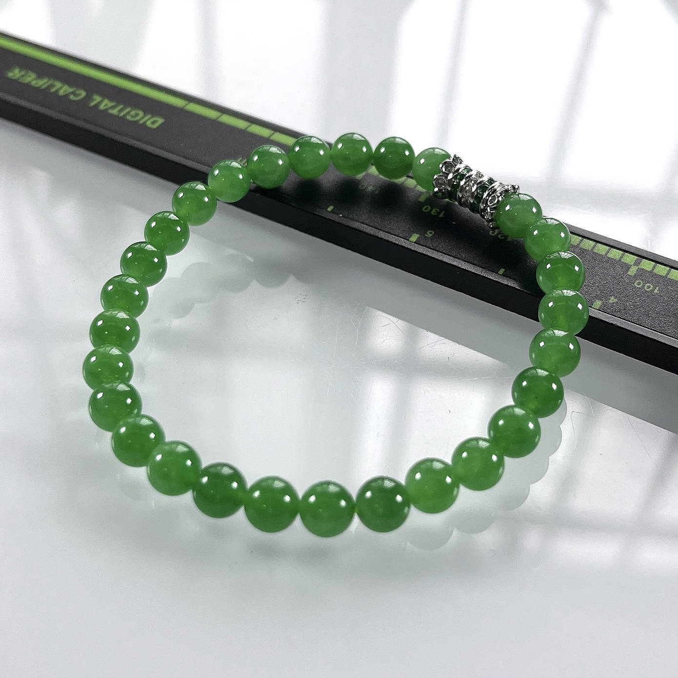 收藏级别，缅甸天然翡翠A货，卡5.8冰种起胶浓阳绿圆珠手串手链，尺寸：5.8mm/28颗，长度172mm，重量：11.15g