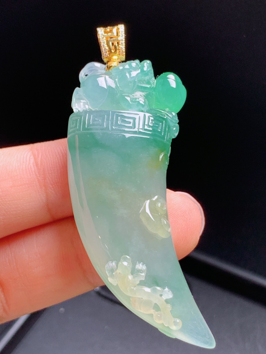 冰飘绿狼牙吊坠，胶润通透渐变飘绿，瑞兽雕刻寓意吉祥 裸石54.5-21.3-12.2 整体61.9 