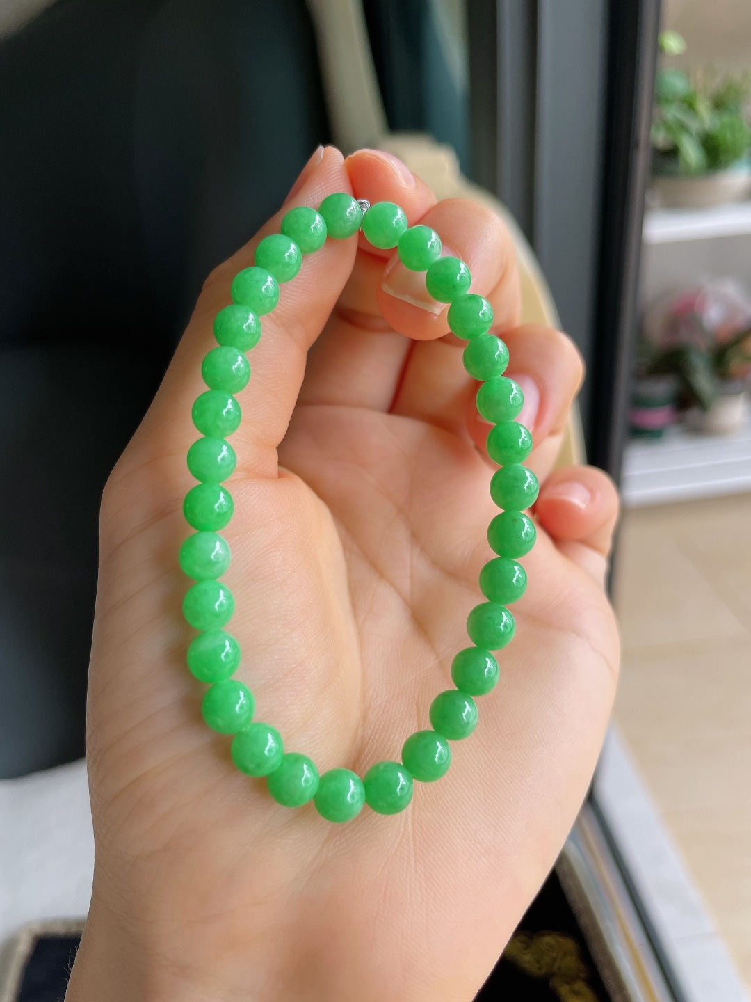 缅甸天然翡翠A货，满色阳绿手串，尺寸：6.1mm。【编3994】