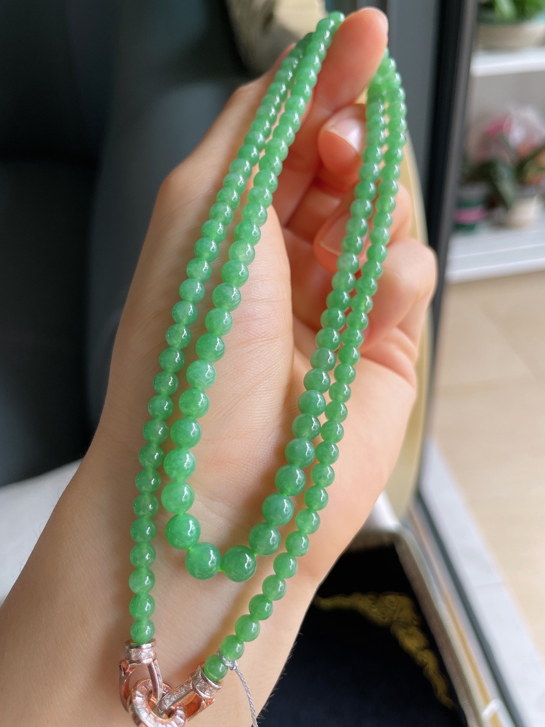 ️，缅甸天然翡翠A货，冰满绿圆珠珠链，尺寸：4.6-5.8mm128颗。【编2062】