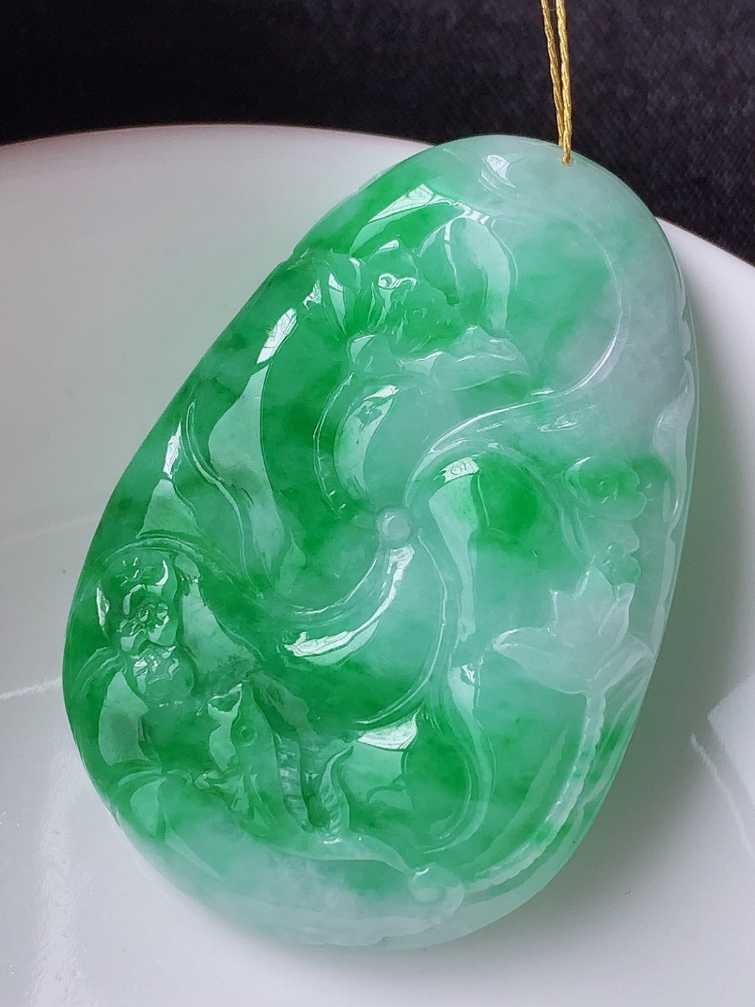 冰飘绿荷叶鱼挂件饱满底子细腻，品相喜悦，佩戴清新自然，45-31.1-6.1